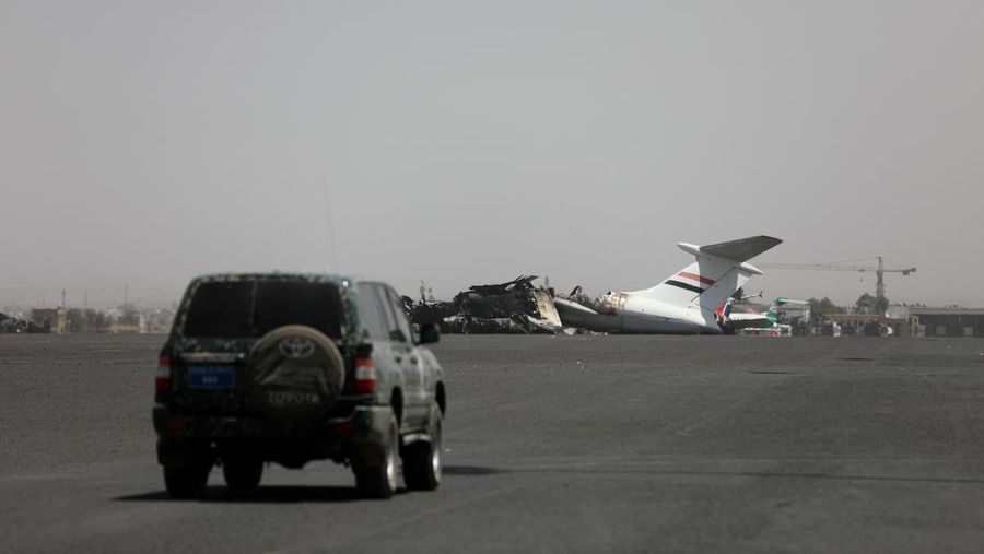Kondisi pesawat yang hancur setelah serangan udara Israel di Bandara Internasional Sanaa, Yaman, Rabu (7/5/2025).(REUTERS/Khaled Abdullah)