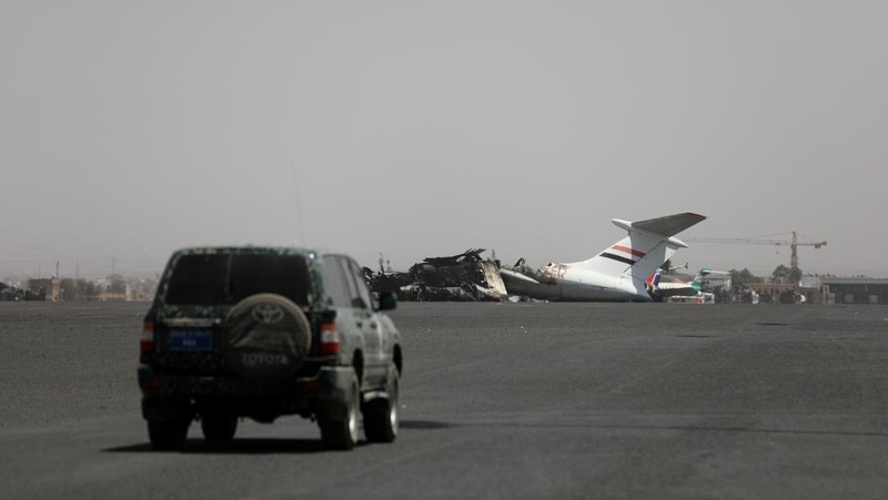 Kondisi pesawat yang mana hancur pasca serangan udara Israel di Bandara Internasional Sanaa, Yaman, Rabu (7/5/2025).(REUTERS/Khaled Abdullah) Kondisi pesawat yang tersebut hancur pasca serangan udara Israel di Bandara Internasional Sanaa, Yaman, Rabu (7/5/2025).(REUTERS/Khaled Abdullah)
