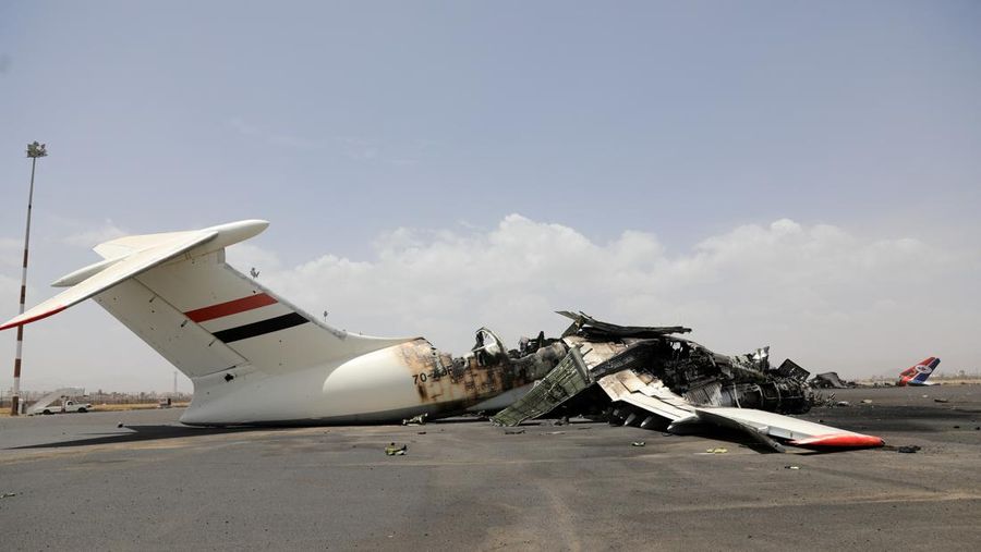 Kondisi pesawat yang hancur setelah serangan udara Israel di Bandara Internasional Sanaa, Yaman, Rabu (7/5/2025).(REUTERS/Khaled Abdullah) Kondisi pesawat yang hancur setelah serangan udara Israel di Bandara Internasional Sanaa, Yaman, Rabu (7/5/2025).(REUTERS/Khaled Abdullah)