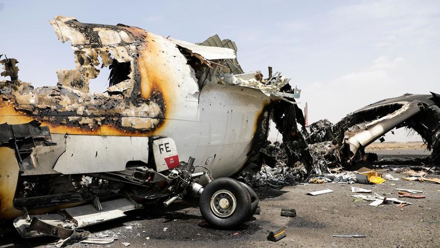 Kondisi pesawat yang hancur setelah serangan udara Israel di Bandara Internasional Sanaa, Yaman, Rabu (7/5/2025).(REUTERS/Khaled Abdullah)
