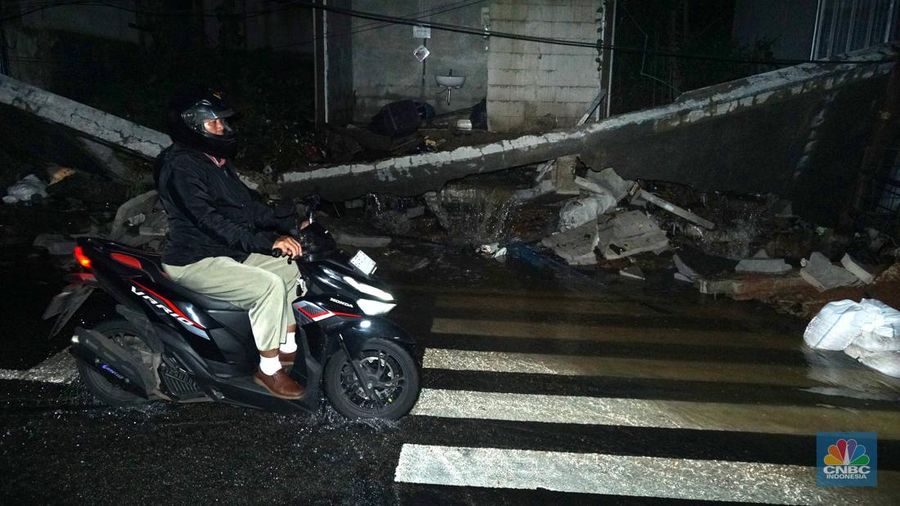 Kondisi tembok beton yang roboh di kawasan Kalibata Timur, Jakarta, Rabu (7/5/2025). (CNBC Indonesia/Muhammad Sabki)