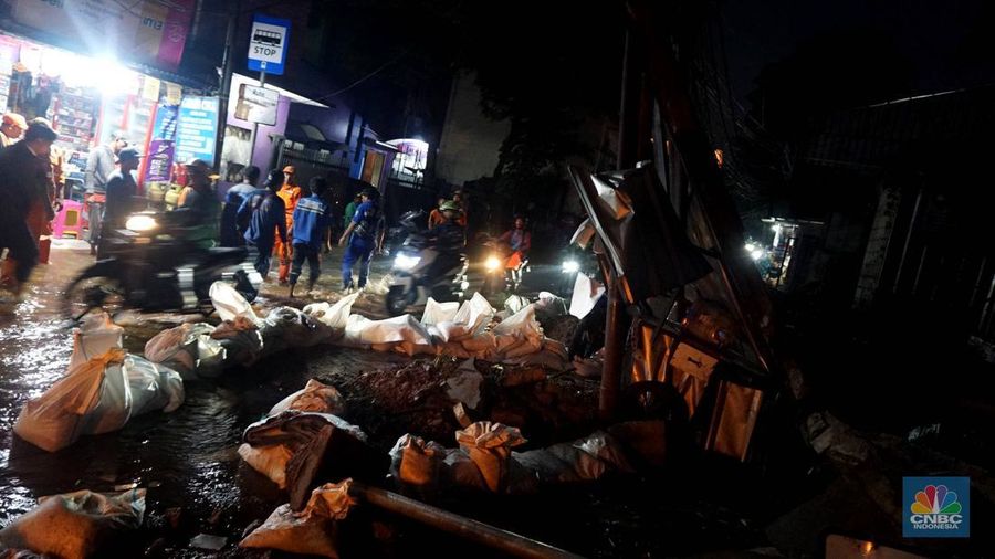 Kondisi tembok beton yang roboh di kawasan Kalibata Timur, Jakarta, Rabu (7/5/2025). (CNBC Indonesia/Muhammad Sabki)