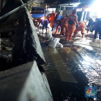 Penampakan Horor, Tembok Beton Roboh Dihantam Hujan Deras di Kalibata