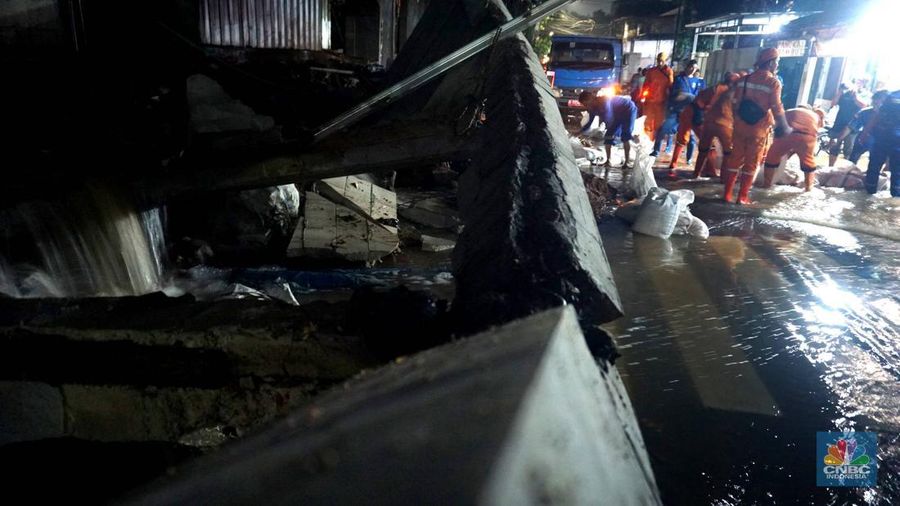 Kondisi tembok beton yang roboh di kawasan Kalibata Timur, Jakarta, Rabu (7/5/2025). (CNBC Indonesia/Muhammad Sabki) Kondisi tembok beton yang roboh di kawasan Kalibata Timur, Jakarta, Rabu (7/5/2025). (CNBC Indonesia/Muhammad Sabki)
