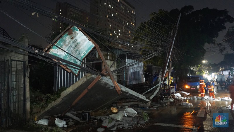 Kondisi tembok beton yang roboh di kawasan Kalibata Timur, Jakarta, Rabu (7/5/2025). (CNBC Indonesia/Muhammad Sabki)