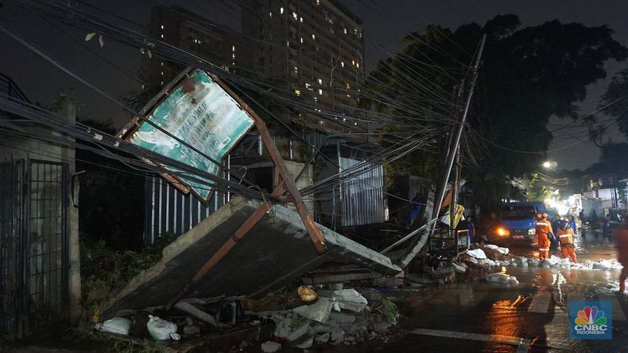 Kondisi tembok beton yang roboh di kawasan Kalibata Timur, Jakarta, Rabu (7/5/2025). (CNBC Indonesia/Muhammad Sabki) Kondisi tembok beton yang roboh di kawasan Kalibata Timur, Jakarta, Rabu (7/5/2025). (CNBC Indonesia/Muhammad Sabki)