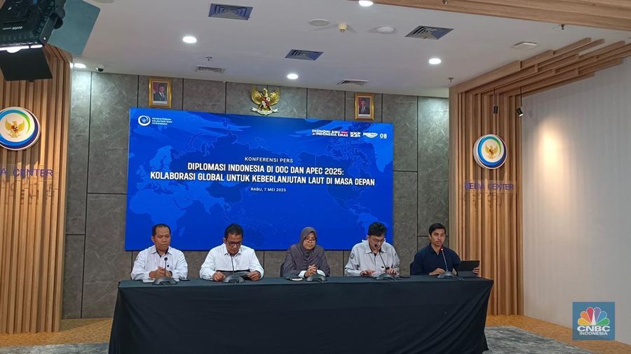 Konferensi Pers bertema 'Diplomasi Indonesia di OOC dan APEC 2025' di kantor KKP, Jakarta, Rabu (7/5/2025). (CNBC Indonesia/Martyasari Rizky)