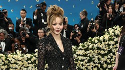 Video: Detail Outfit Lisa BLACKPINK di Met Gala 2025 yang Jadi Kontroversi