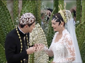 Penghulu Cerita Momen Haru Nikahkan Luna Maya dan Maxime Bouttier