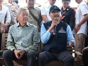 Mensos Gus Ipul Kunjungi Lokasi Banjir Rob di Kampung Nelayan Eretan Kulon