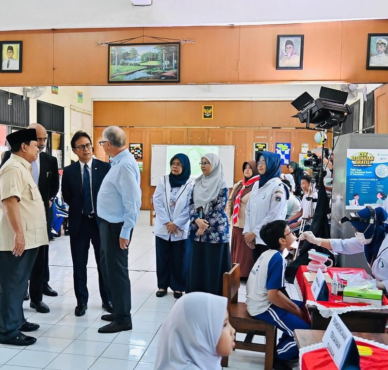 Menteri Kesehatan Budi Gunadi Sadikin mendampingi Presiden Prabowo Subianto dan Bill Gates dalam peninjauan program Cek Kesehatan Gratis di SDN Jati 3 Pulo Asem. (Instagram/bgsadikin)