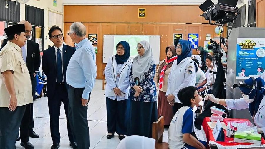 Menteri Kesehatan Budi Gunadi Sadikin mendampingi Presiden Prabowo Subianto dan Bill Gates dalam peninjauan program Cek Kesehatan Gratis di SDN Jati 3 Pulo Asem. (Instagram/bgsadikin) Menteri Kesehatan Budi Gunadi Sadikin mendampingi Presiden Prabowo Subianto dan Bill Gates dalam peninjauan program Cek Kesehatan Gratis di SDN Jati 3 Pulo Asem. (Instagram/bgsadikin)