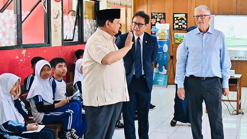 Menteri Kesehatan Budi Gunadi Sadikin mendampingi Presiden Prabowo Subianto dan Bill Gates dalam peninjauan program Cek Kesehatan Gratis di SDN Jati 3 Pulo Asem. (Instagram/bgsadikin)