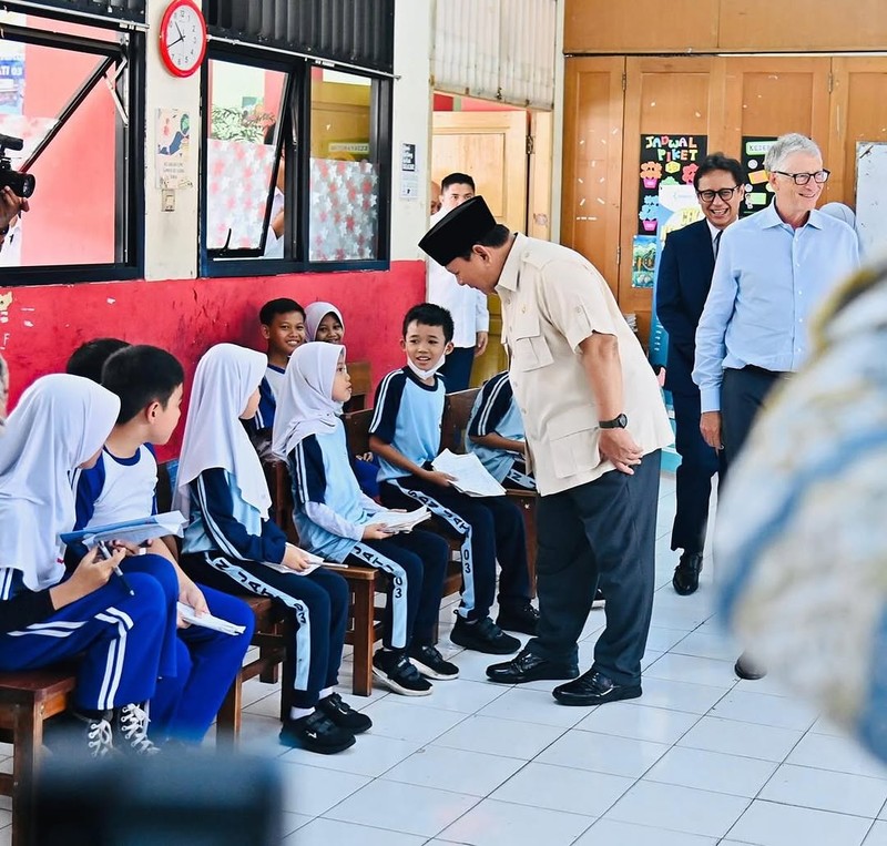 Menteri Kesehatan Budi Gunadi Sadikin mendampingi Presiden Prabowo Subianto dan Bill Gates dalam peninjauan program Cek Kesehatan Gratis di SDN Jati 3 Pulo Asem. (Instagram/bgsadikin)