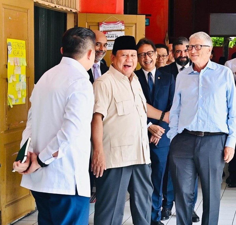 Menteri Kesehatan Budi Gunadi Sadikin mendampingi Presiden Prabowo Subianto dan Bill Gates dalam peninjauan program Cek Kesehatan Gratis di SDN Jati 3 Pulo Asem. (Instagram/bgsadikin)