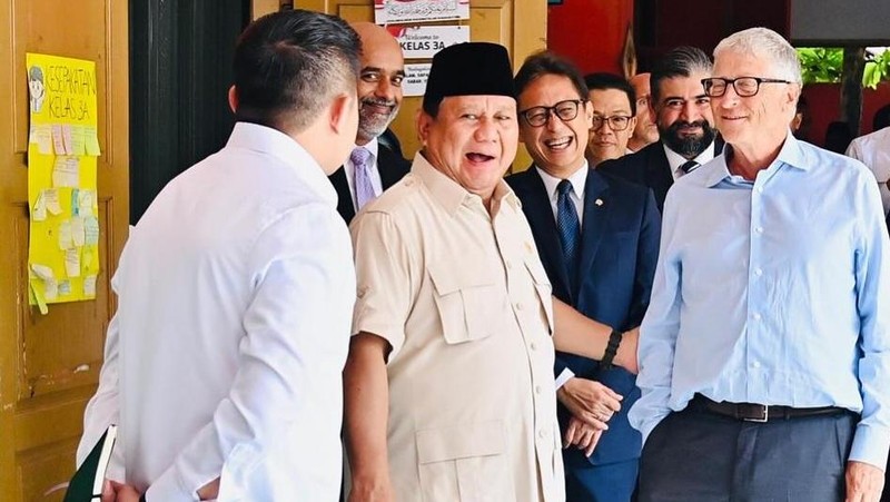 Menteri Kesehatan Budi Gunadi Sadikin mendampingi Presiden Prabowo Subianto dan Bill Gates dalam peninjauan program Cek Kesehatan Gratis di SDN Jati 3 Pulo Asem. (Instagram/bgsadikin)