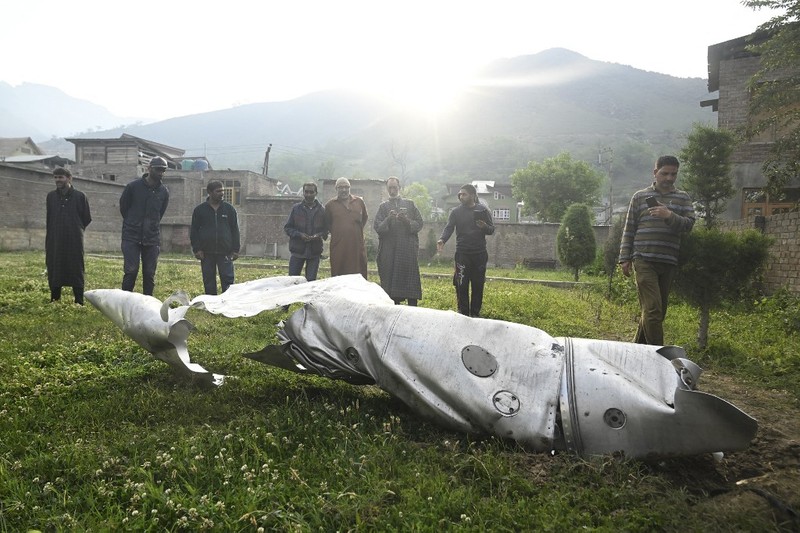 Puing-puing logam berserakan di tanah di Wuyan di distrik Pulwama, Kashmir selatan, 7 Mei 2025. (REUTERS/Sharafat Ali)