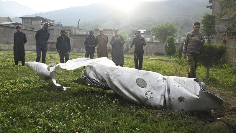 Puing-puing logam berserakan di tanah di Wuyan di distrik Pulwama, Kashmir selatan, 7 Mei 2025. (REUTERS/Sharafat Ali)