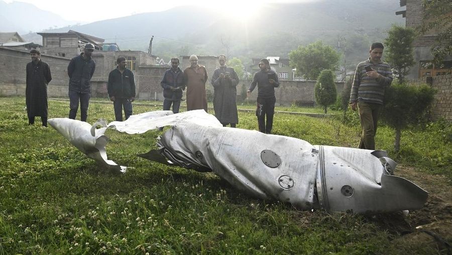 Puing-puing logam berserakan di tanah di Wuyan di distrik Pulwama, Kashmir selatan, 7 Mei 2025. Puing-puing logam berserakan di tanah di Wuyan di distrik Pulwama, Kashmir selatan, 7 Mei 2025. (REUTERS/Sharafat Ali)