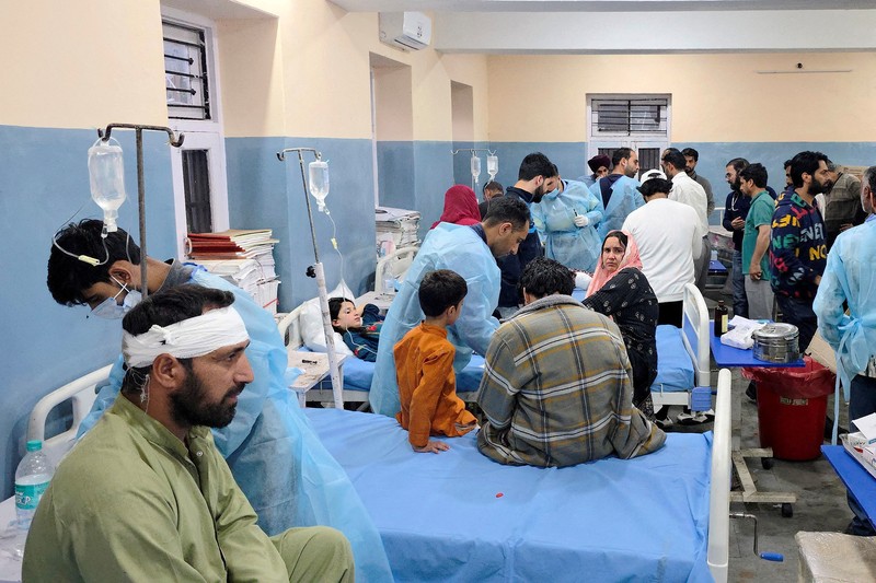 Seorang awak media mengambil gambar Masjid Bilal setelah terkena serangan India di Muzaffarabad, ibu kota Kashmir yang dikelola Pakistan, 7 Mei 2025. Seorang awak media mengambil gambar Masjid Bilal setelah terkena serangan India di Muzaffarabad, ibu kota Kashmir yang dikelola Pakistan, 7 Mei 2025. (REUTERS/Akhtar Soomro)