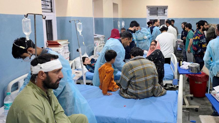 Seorang awak media mengambil gambar Masjid Bilal setelah terkena serangan India di Muzaffarabad, ibu kota Kashmir yang dikelola Pakistan, 7 Mei 2025. (REUTERS/Akhtar Soomro)