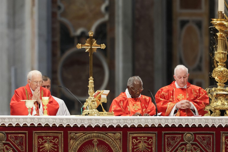 Para kardinal menghadiri Misa Kudus, yang dirayakan untuk pemilihan paus baru di Basilika Santo Petrus, di Vatikan, Rabu (7/5/2025). (REUTERS/Murad Sezer) Para kardinal menghadiri Misa Kudus, yang dirayakan untuk pemilihan paus baru di Basilika Santo Petrus, di Vatikan, Rabu (7/5/2025). (REUTERS/Murad Sezer)