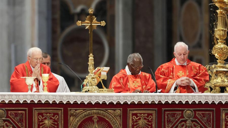 Para kardinal menghadiri Misa Kudus, yang dirayakan untuk pemilihan paus baru di Basilika Santo Petrus, di Vatikan, Rabu (7/5/2025). (REUTERS/Murad Sezer)