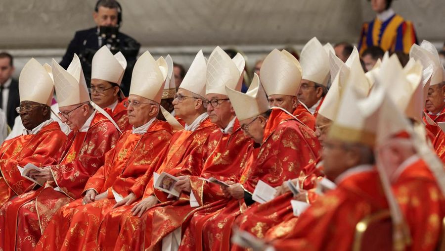 Para kardinal menghadiri Misa Kudus, yang dirayakan untuk pemilihan paus baru di Basilika Santo Petrus, di Vatikan, Rabu (7/5/2025). (REUTERS/Murad Sezer)