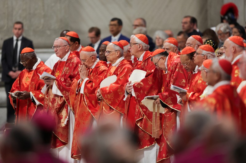 Para kardinal menghadiri Misa Kudus, yang dirayakan untuk pemilihan paus baru di Basilika Santo Petrus, di Vatikan, Rabu (7/5/2025). (REUTERS/Murad Sezer)