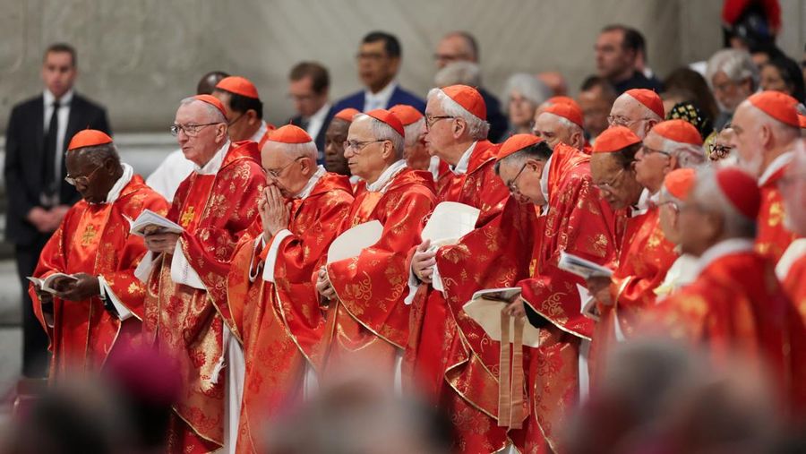Para kardinal menghadiri Misa Kudus, yang dirayakan untuk pemilihan paus baru di Basilika Santo Petrus, di Vatikan, Rabu (7/5/2025). (REUTERS/Murad Sezer)
