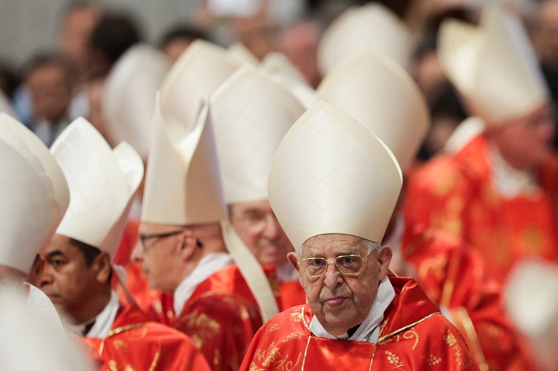 Para kardinal menghadiri Misa Kudus, yang dirayakan untuk pemilihan paus baru di Basilika Santo Petrus, di Vatikan, Rabu (7/5/2025). (REUTERS/Murad Sezer)
