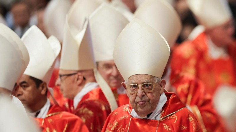 Para kardinal menghadiri Misa Kudus, yang dirayakan untuk pemilihan paus baru di Basilika Santo Petrus, di Vatikan, Rabu (7/5/2025). (REUTERS/Murad Sezer)