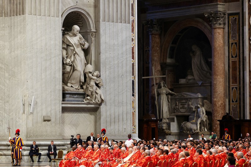 Para kardinal menghadiri Misa Kudus, yang dirayakan untuk pemilihan paus baru di Basilika Santo Petrus, di Vatikan, Rabu (7/5/2025). (REUTERS/Murad Sezer) Para kardinal menghadiri Misa Kudus, yang dirayakan untuk pemilihan paus baru di Basilika Santo Petrus, di Vatikan, Rabu (7/5/2025). (REUTERS/Murad Sezer)