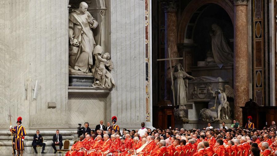 Para kardinal menghadiri Misa Kudus, yang dirayakan untuk pemilihan paus baru di Basilika Santo Petrus, di Vatikan, Rabu (7/5/2025). (REUTERS/Murad Sezer)