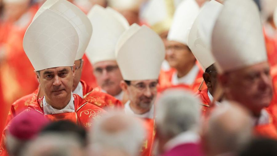 Para kardinal menghadiri Misa Kudus, yang dirayakan untuk pemilihan paus baru di Basilika Santo Petrus, di Vatikan, Rabu (7/5/2025). (REUTERS/Murad Sezer)