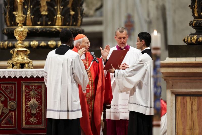 Para kardinal menghadiri Misa Kudus, yang dirayakan untuk pemilihan paus baru di Basilika Santo Petrus, di Vatikan, Rabu (7/5/2025). (REUTERS/Murad Sezer)