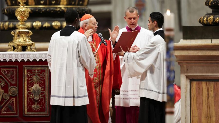 Para kardinal menghadiri Misa Kudus, yang dirayakan untuk pemilihan paus baru di Basilika Santo Petrus, di Vatikan, Rabu (7/5/2025). (REUTERS/Murad Sezer)