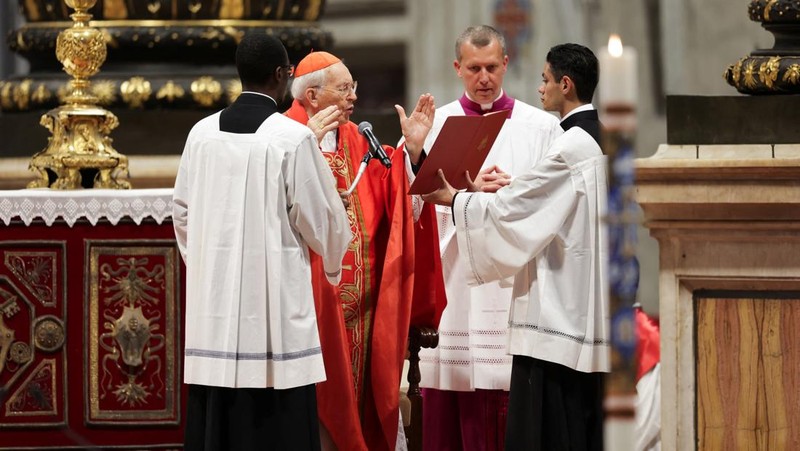 Para kardinal menghadiri Misa Kudus, yang dirayakan untuk pemilihan paus baru di Basilika Santo Petrus, di Vatikan, Rabu (7/5/2025). (REUTERS/Murad Sezer)