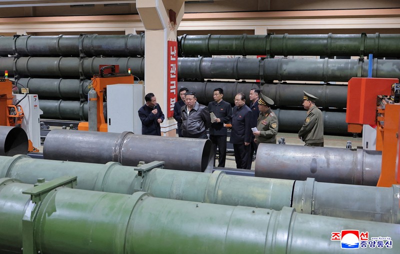 Pemimpin Korea Utara Kim Jong Un mengunjungi sebuah pabrik yang memproduksi kerang dan mesin di lokasi yang tidak disebutkan di Korea Utara, dalam gambar yang dirilis pada 7 Mei 2025 oleh Kantor Berita Pusat Korea resmi Korea Utara. Pemimpin Korea Utara Kim Jong Un mengunjungi sebuah pabrik yang memproduksi kerang dan mesin di lokasi yang tidak disebutkan di Korea Utara, dalam gambar yang dirilis pada 7 Mei 2025 oleh Kantor Berita Pusat Korea resmi Korea Utara. (KCNA via REUTERS)