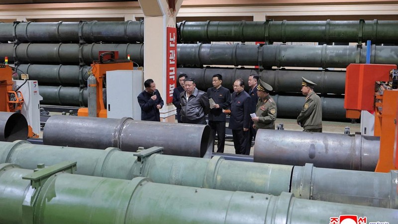 Pemimpin Korea Utara Kim Jong Un mengunjungi sebuah pabrik yang memproduksi kerang dan mesin di lokasi yang tidak disebutkan di Korea Utara, dalam gambar yang dirilis pada 7 Mei 2025 oleh Kantor Berita Pusat Korea resmi Korea Utara. (KCNA via REUTERS)