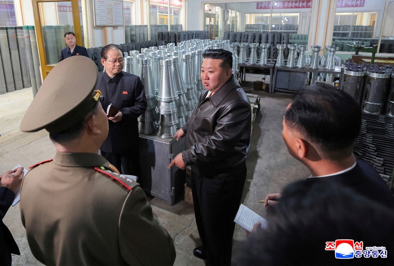 Pemimpin Korea Utara Kim Jong Un mengunjungi sebuah pabrik yang memproduksi kerang dan mesin di lokasi yang tidak disebutkan di Korea Utara, dalam gambar yang dirilis pada 7 Mei 2025 oleh Kantor Berita Pusat Korea resmi Korea Utara. (KCNA via REUTERS)