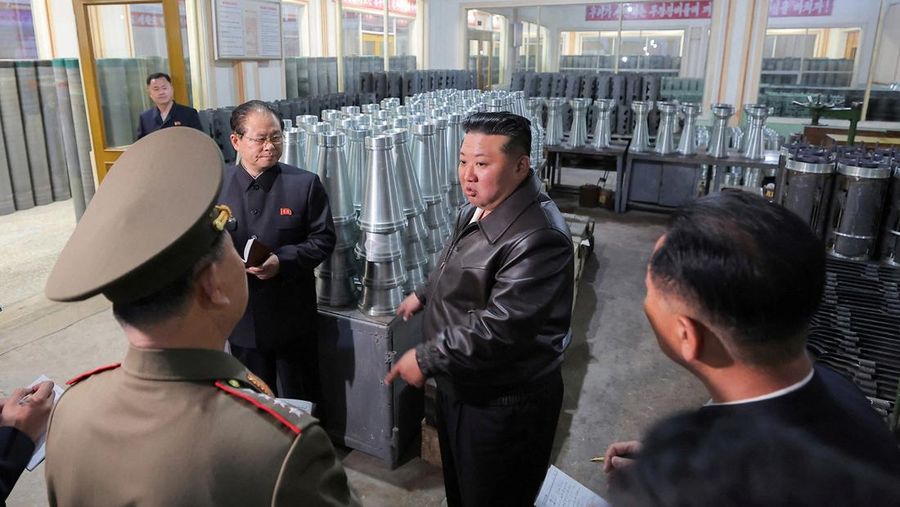 Pemimpin Korea Utara Kim Jong Un mengunjungi sebuah pabrik yang memproduksi kerang dan mesin di lokasi yang tidak disebutkan di Korea Utara, dalam gambar yang dirilis pada 7 Mei 2025 oleh Kantor Berita Pusat Korea resmi Korea Utara. (KCNA via REUTERS)