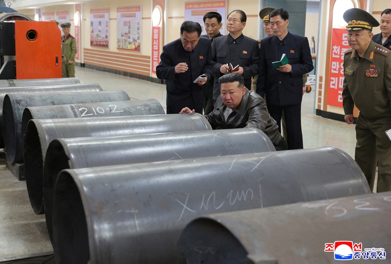Pemimpin Korea Utara Kim Jong Un mengunjungi sebuah pabrik yang memproduksi kerang dan mesin di lokasi yang tidak disebutkan di Korea Utara, dalam gambar yang dirilis pada 7 Mei 2025 oleh Kantor Berita Pusat Korea resmi Korea Utara. (KCNA via REUTERS)