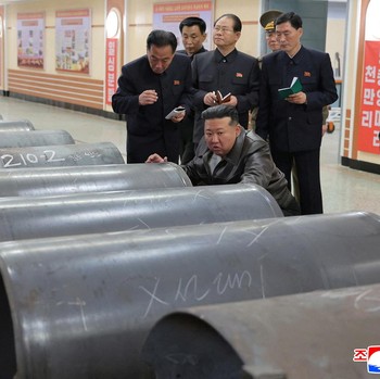 Dukung Rusia, Potret Kim Jong Un Cek Produksi Amunisi Korut