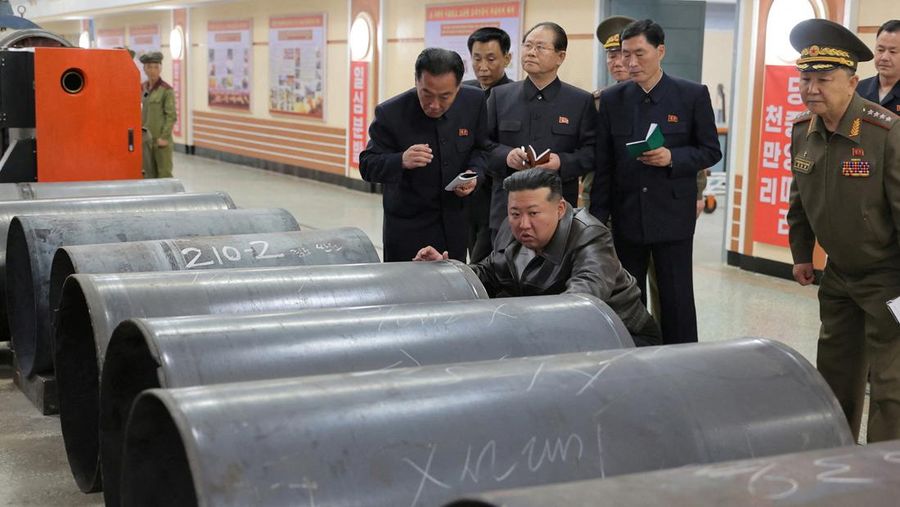 Pemimpin Korea Utara Kim Jong Un mengunjungi sebuah pabrik yang memproduksi kerang dan mesin di lokasi yang tidak disebutkan di Korea Utara, dalam gambar yang dirilis pada 7 Mei 2025 oleh Kantor Berita Pusat Korea resmi Korea Utara. (KCNA via REUTERS)