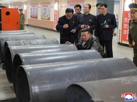 Dukung Rusia, Potret Kim Jong Un Cek Produksi Amunisi Korut