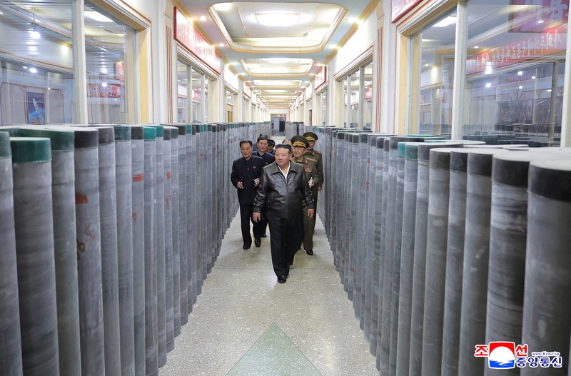 Pemimpin Korea Utara Kim Jong Un mengunjungi sebuah pabrik yang memproduksi kerang dan mesin di lokasi yang tidak disebutkan di Korea Utara, dalam gambar yang dirilis pada 7 Mei 2025 oleh Kantor Berita Pusat Korea resmi Korea Utara. (KCNA via REUTERS)