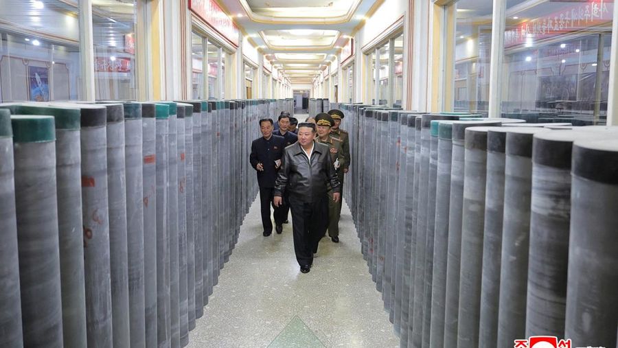 Pemimpin Korea Utara Kim Jong Un mengunjungi sebuah pabrik yang memproduksi kerang dan mesin di lokasi yang tidak disebutkan di Korea Utara, dalam gambar yang dirilis pada 7 Mei 2025 oleh Kantor Berita Pusat Korea resmi Korea Utara. (KCNA via REUTERS)