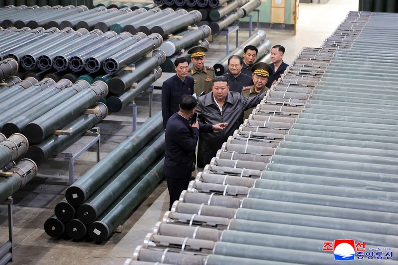 Pemimpin Korea Utara Kim Jong Un mengunjungi sebuah pabrik yang memproduksi kerang dan mesin di lokasi yang tidak disebutkan di Korea Utara, dalam gambar yang dirilis pada 7 Mei 2025 oleh Kantor Berita Pusat Korea resmi Korea Utara. (KCNA via REUTERS)