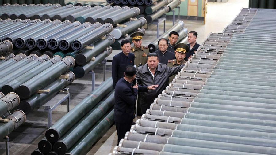 Pemimpin Korea Utara Kim Jong Un mengunjungi sebuah pabrik yang memproduksi kerang dan mesin di lokasi yang tidak disebutkan di Korea Utara, dalam gambar yang dirilis pada 7 Mei 2025 oleh Kantor Berita Pusat Korea resmi Korea Utara. (KCNA via REUTERS)